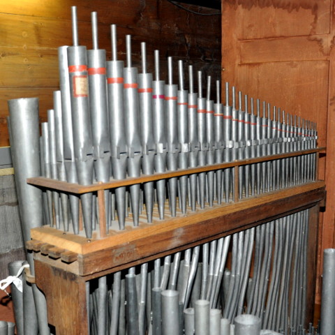 Voici à présent le Cornet du grand-orgue
L'étiquette dit "Cornet G. Orgue Obernai". Il y a aussi des inscriptions
à la pointe sèche  sur le corps et la calotte.
Ces dernières sont immobilisées avec du papier gaufré rouge.
Il y a 32 notes (c'-g'''), sur 5 rangs. Celui de 8', à cheminées
est à l'avant, et on trouve ensuite le 4', le 2'2/3, et 2' et le 1'3/5
tous ouverts, soit les 4 premières harmoniques naturelles du 8'.
Noter que la pièce gravée est munie de petits registres.