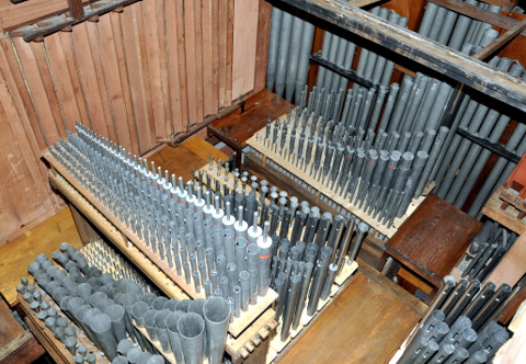 Une vue d'ensemble des aigus du grand-orgue et du positif.
La façade est en haut à droite. Le récit en haut à gauche.