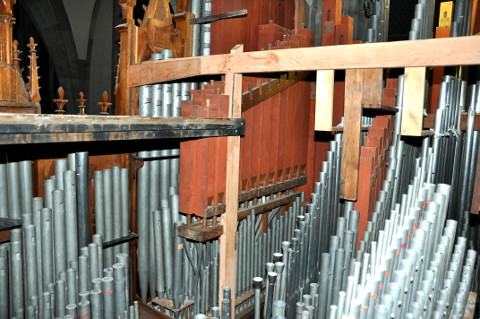 Les basses du grand-orgue et du positif.
En bas au milieu, on distingue les tuyaux à cylindres surmontés
d'un cône de la Clarinette. Au centre, des tuyaux en bois du Bourdon 16',
sont postés en hauteur pour gagner de la place.