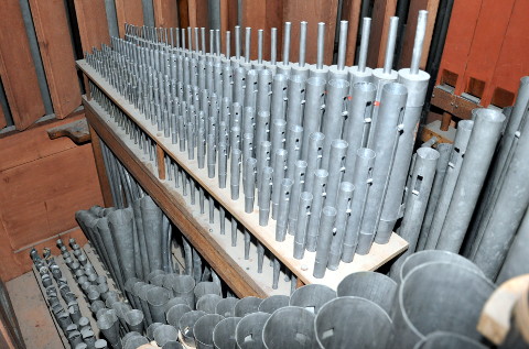 De l'autre côté du Cornet.
Cette fois, on voit le Cornet à 5 rangs du récit, posté en hauteur,
(il ressemble beaucoup à celui du grand-orgue, mais sa chape est moins claire,)
On distingue les entailles de timbre (pavillons) qui ont été supprimées en 1951,
et restaurées en 2001.
Puis, en allant vers le coin inférieur gauche : la Trompette,
le Hautbois et la Voix humaine (le long des trappes d'accès, pour en faciliter l'accord).