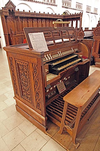 La console indépendante, avec ses panneaux sculptés.