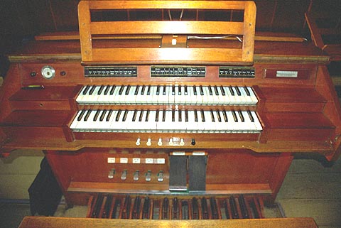 La console Roethinger (09/2000). A droite,
                    le cadran linéaire du crescendo.