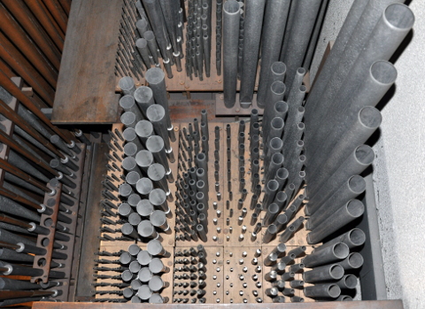 Une vue plongeante sur la tuyauterie.La façade est à gauche, le fond de l'orgue à droite.A gauche, les résonateurs en cuivre du rang de Trompettes de pédale,qui sont placés juste derrière la Montre 16' du grand-orgue.Puis la tuyauterie du grand orgue : de gauche à droite :la Cymbale-tierce 3 rgs, la Cymbale 4 rgs, le Clairon,la Trompette, la Fourniture, la Tierce, la Doublette, le Nasard,le Prestant, le reste du Principal 8', la Flûte conique 8',et le reste du Principal 16'.
