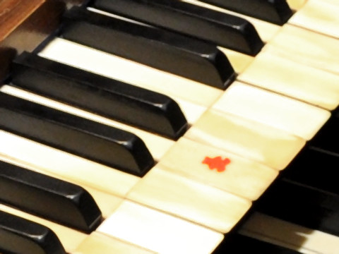Le nounours.C'est un peu l'équivalent des ornements que l'on trouve sur la "case 12" de pas mal de guitares.La question qui vient à l'esprit est alors :"Pourquoi les autres orgues n'ont-ils pas de nounours ?"