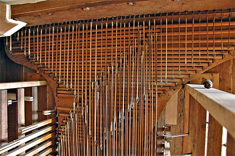 Une vue du revers de la console, avec le grand
                    abrégé au centre, et le tirage des jeux sur les côtés.