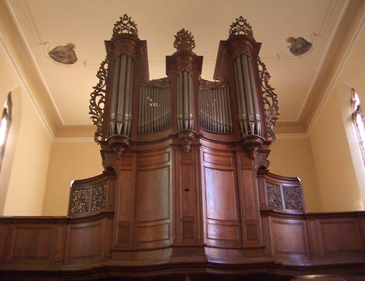 Saverne, l'orgue Dubois de l'église des Récollets.
        Photo de Guillaume Schaefer, 22/10/2004.Noter le petit trou oblong dans le
        soubassement, que nous verrons depuis l'intérieur.