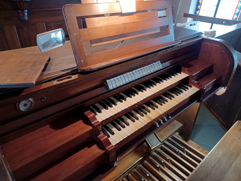 La console indépendante, en acajou,
comme beaucoup de consoles Roethinger.