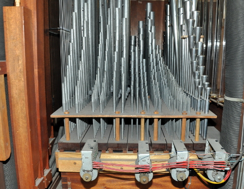 Une vue sur la tuyauterie du récit.
De gauche (fond du buffet) à droite (jalousies en plexiglas) :
des basses (postées et bouchées) en acajou Sipo, puis, sur le sommier :
la Flûte conique 8', la Flûte à fuseau 4', la belle Unda maris,
la Sesquialtera à 2 rangs, le Flûte 2', le Sifflet 1',
la Cymbale à 3 rangs, et le Hautbois 8' de 2007.
Au premier plan, les moteurs électriques tirant les registres,
qui ont reçu les louanges des commentateurs de l'époque.
