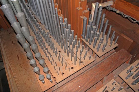 La tuyauterie du grand-orgue, côté Cis. De gauche (accès) à droite (façade) : le Bassethorn, la Doublette,le Nasard, la Spillfloete, le Bourdon 8', le Bourdon 16', le Prestant puis la Montre. 