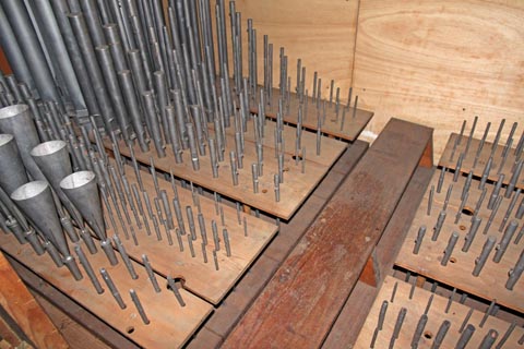 La tuyauterie du récit, côté C.De gauche (accès) à droite (fond) : la Trompette, la Fourniture (elle passe à 2 puis à 1 rang dans l'extrême aigu du complément à 61 notes),le Musikgedackt , le Quintaton, la Voix céleste, la Harpe éolienne, et, tout au fond, la Gambe.