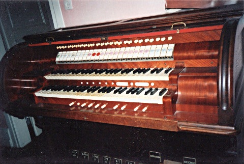 La console de 1910, qui a été supprimée en 1991,
puis envoyée à la décharge.
Photo de Raymond Ziegler, 1991.