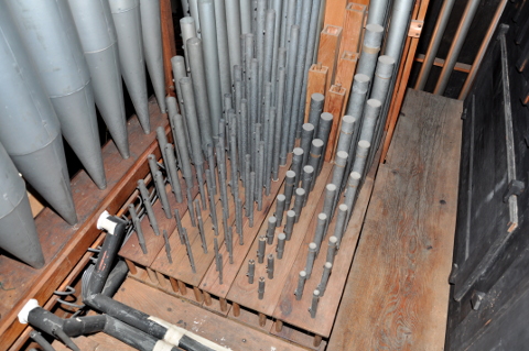 Une vue sur le sommier gauche du grand-orgue.
La façade est à gauche, le récit à droite.
De gauche à droite : la Montre, le Prestant, la Gambe,
le Dolce, le Bourdon 8' et le Quintaton 16'.