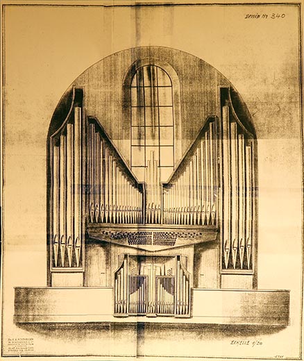 "Dessin n° 340" : élévation, datée du
                    15/7/61,avec le tampon :"Ets E.A. ROETHINGERManufacture de
                    Grandes Orgues et Harmoniums44-44e, Rue Jacques KabléSTRASBOURG
                        (B.-Rhin)"Le dessin montre clairement une console en fenêtre
                    frontale.