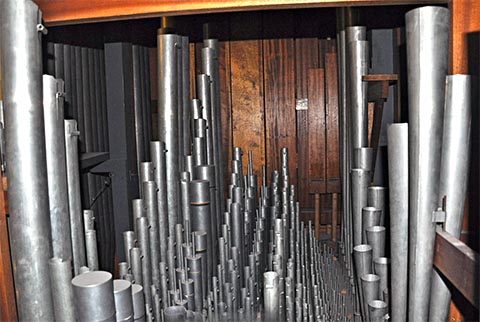 La tuyauterie du grand-orgue.De gauche
                    (façade) à droite : la Montre et les Principaux, le Bourdon,les Mutations
                    (les basses du Nasard sont à cheminées), puis l'impressionnante forêt de
                    Mixtures : la grande Fourniture à 5 rangs, la Cymbale puis la
                    Cymbale-tierce.Enfin, tout à droite et donc près de l'accès, la
                    Trompette.