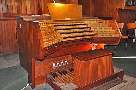 La console indépendante.Comme d'habitude
                    chez Roethinger, l'acajou-sipo est à l'honneur.Photo de Martin Foisset,
                    25/05/2013.