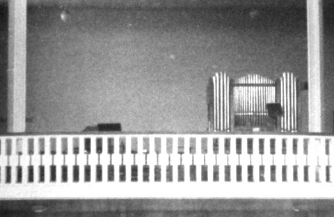 Photo de l'ancien orgue, installé à la tribune de l'édifice actuel(et non dans l'édifice provisoire utilisé avant 1960), issu des archives Schwenkedel.