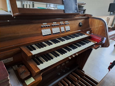 La console indépendante.
Tout y est disposé clairement, et de façon très ergonomique.