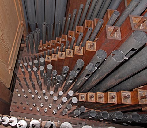 Une partie de la tuyauterie du grand-orgue. En avant, hors-champ sauf quelques tuyaux de bourdon, se trouve le grand cornet posté, puis la Trompette. On distingue la Flûte ouverte en bois, et les 10 derniers tuyaux (donc 20 en tout, il y a en 10 autres de l'autre côté) du Bourdon 8' à cheminées rentrantes. Au centre de l'image, le grand Bourdon 16'.