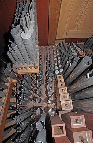 A nouveau la tuyauterie du grand-orgue, champ tourné à 90°. A gauche, certains tuyaux de la trompette (qui n'est harmonique que dans les aigus). En haut le grand dessus de Cornet posté, avec ses 5 rangs (8', 4', 2'2/3, 2' et 1'1/3). La basse de cette chape est occupée par une Mixture, non postée (non surélevée).