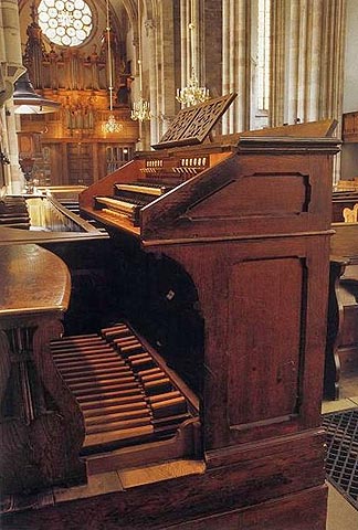 La console indépendante, avec le Silbermann
                    dans le fond.Photo fournie par la maison Blumenroeder ; l'auteur doit être
                    François Wild.
