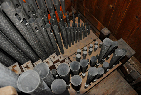 Une vue sur la tuyauterie du grand-orgue.
De bas (passerelle d'accord) en haut (façade) :
la Trompette (conique, aux dessus harmoniques de longueur double),
l'Octave (à peine visible, cachée par la Trompette),
le Bourdon (aigus métalliques, basses en bois),
la grande Flauto dolce (en Spotted, avec son aspect en peau de léopard),
la Gambe, puis le Principal.