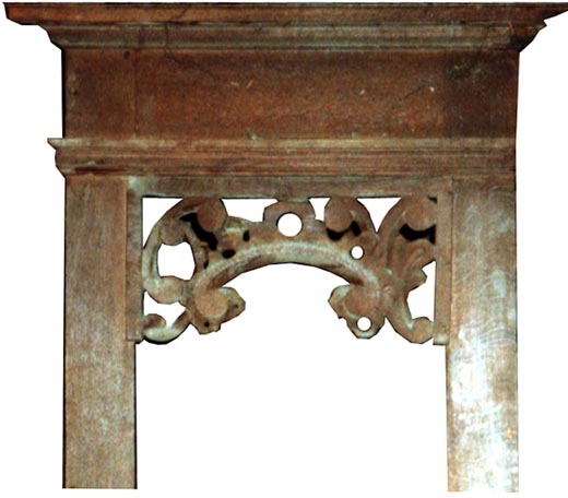 Le haut d'une des plates-faces (celle de gauche),
                montrant une claire-voie sculptée.