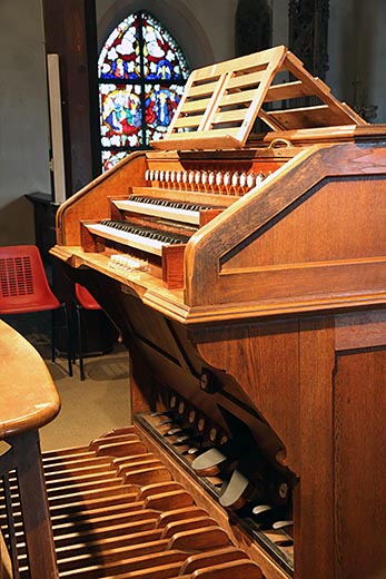 La console indépendante.Juste derrière, le vitrail de 1466, et les couronnements du Saint-Sépulcre.