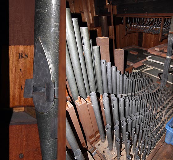 La tuyauterie du grand-orgue.A gauche, les deux "stars" du clavier : les Do graves (C) du Bourdon 8' et du Prestant.Le mot "PRESTANT" est poinçonné en majuscules et en arc sur le tuyau. Ecusson rapporté en ogive, grandes soudures.A droite, une vue d'ensemble de la tuyauterie du grand-orgue.