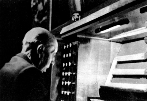 Charles-Marie Widor à la console de la Cathédrale, le 08/07/1935.
De source bien renseignée, il aurait grommelé :
"Pfff... 150 marches et ils m'ont même pas laissé toucher aux leviers des Roraffes...
Tant pis, j'vais leur jouer du Dupré. Bien fait."