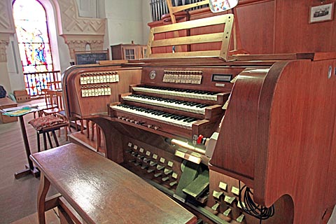 La console indépendante, "king size". Le
                    vitrail que l'on aperçoit ici représente le Roi David et son symétrique Sainte
                    Cécile.